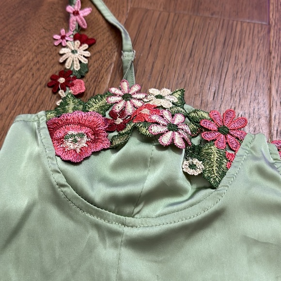 Silk lime sewn on flowers tank top - Picture 2 of 3